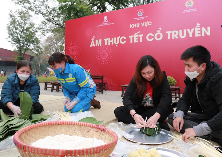 Trao 1 000 phần quà Tết đến người lao động Thủ đô