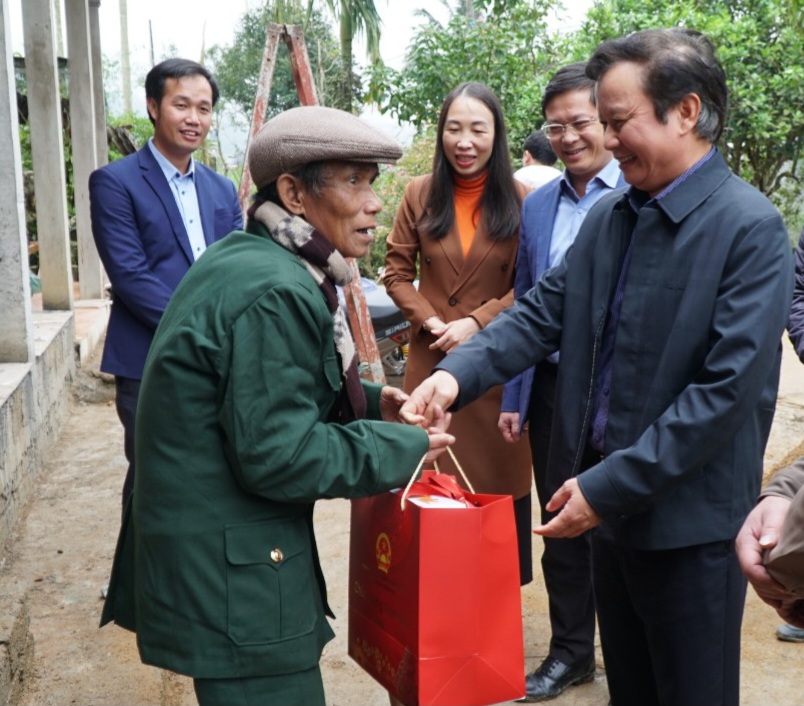 Thừa Thiên Huế tặng quà hộ nghèo, gia đình chính sách