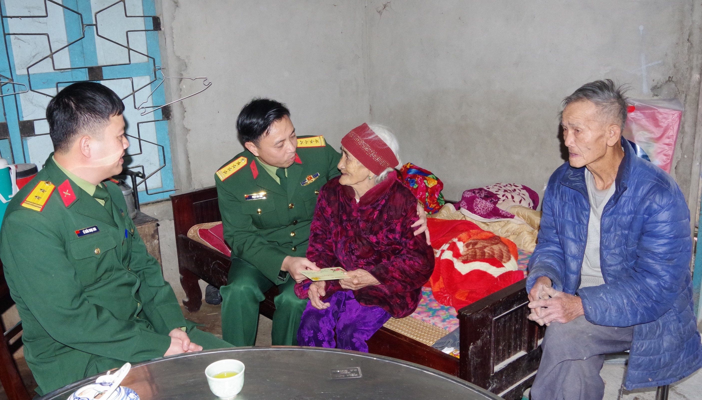 Sư đoàn 968 thăm, tặng quà Tết tại tỉnh Quảng Trị