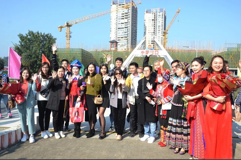 Các cửa khẩu Trung Quốc mở cửa trở lại sau 3 năm tạm đóng do COVID-19