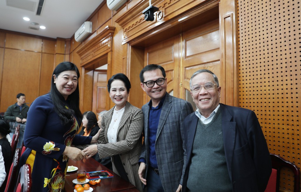 Gặp mặt đại biểu chức sắc tôn giáo, nhân sỹ, trí thức, văn nghệ sỹ người dân tộc thiểu số