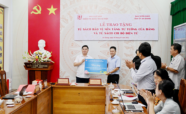 Trao tặng Tủ sách bảo vệ nền tảng tư tưởng của Đảng và Tủ sách chi bộ điện tử