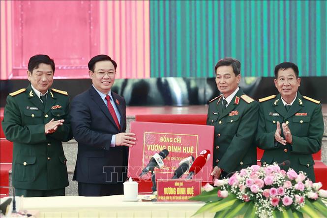 Chủ tịch Quốc hội Vương Đình Huệ thăm, chúc Tết lực lượng vũ trang tỉnh An Giang