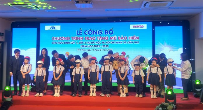 Trao tặng 620 nghìn mũ bảo hiểm cho học sinh 3 thành phố