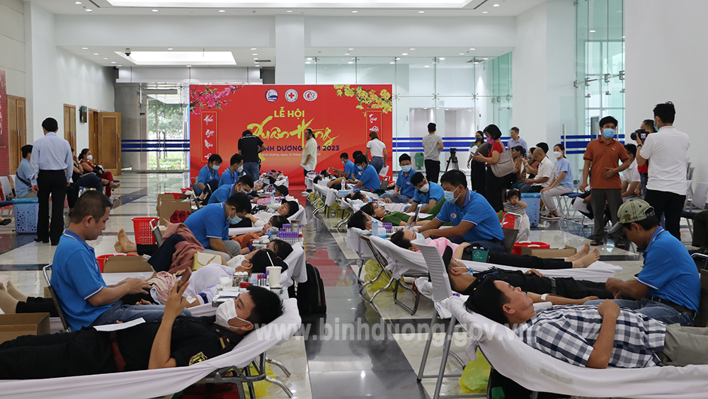Mỗi giọt máu cho đi, một cuộc đời ở lại”