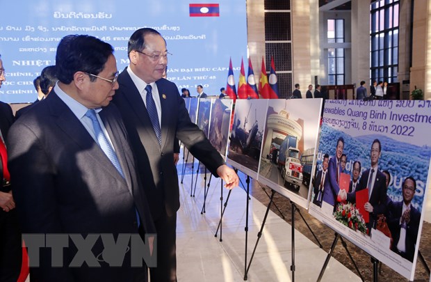 Hai Thủ tướng Việt Nam và Lào tham quan triển lãm thành tựu kinh tế