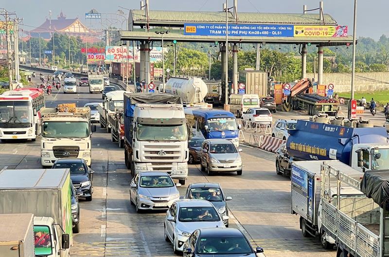 Phê bình Cục Đường bộ Việt Nam về việc tạm dừng thu phí Quốc lộ 51