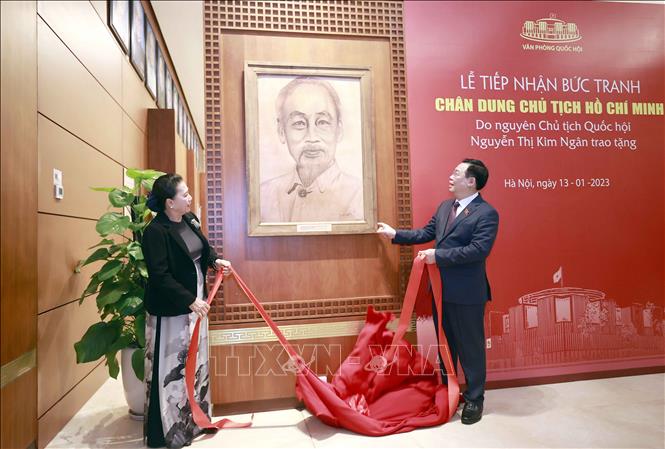Nguyên Chủ tịch Quốc hội Nguyễn Thị Kim Ngân tặng Quốc hội bức tranh chân dung Chủ tịch Hồ Chí Minh