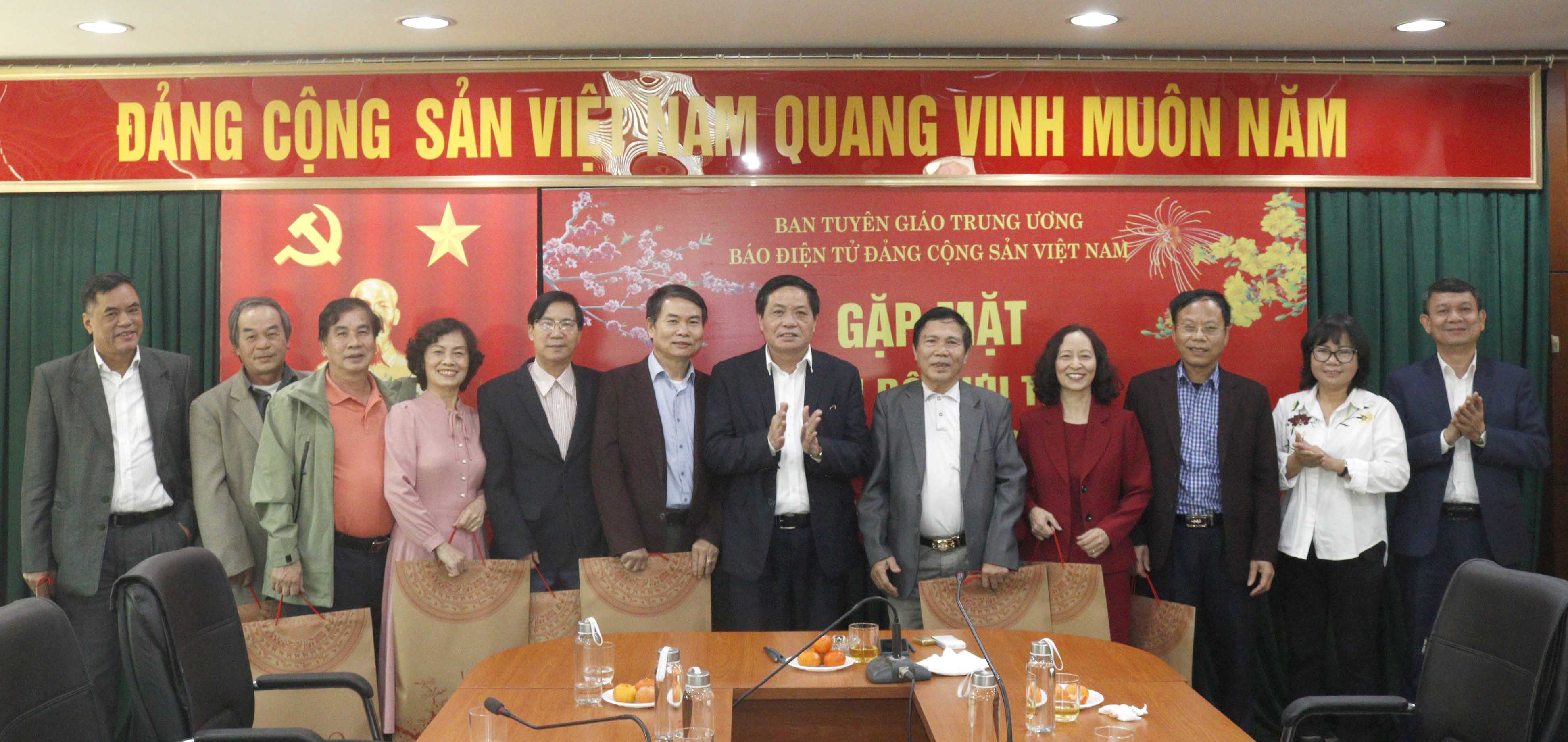 Lãnh đạo Báo điện tử ĐCSVN gặp mặt cán bộ hưu trí nhân dịp Tết Quý Mão