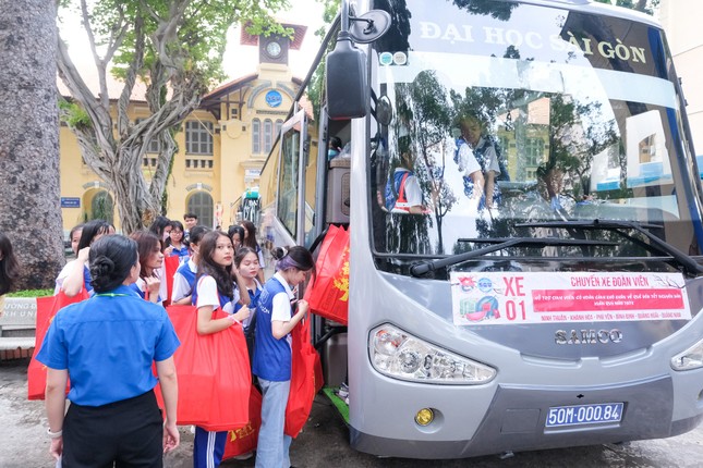 Hỗ trợ sinh viên, công nhân nghèo về quê đón Tết