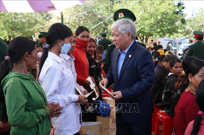 Chủ tịch Ủy ban Trung ương Mặt trận Tổ quốc Việt Nam Đỗ Văn Chiến thăm, chúc Tết tại Kon Tum