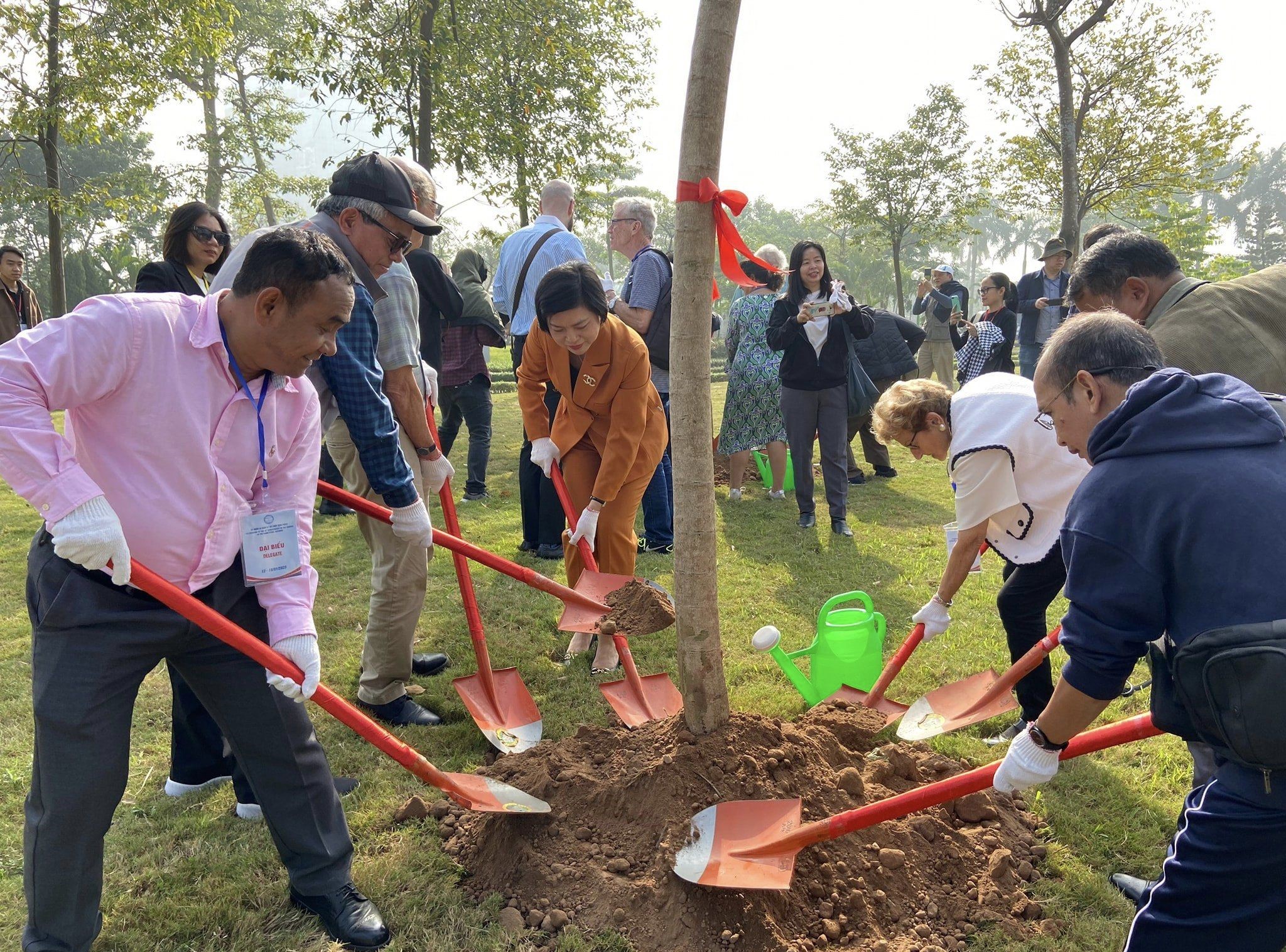 Trồng cây hữu nghị nhân kỷ niệm 50 năm Ngày ký Hiệp định Paris