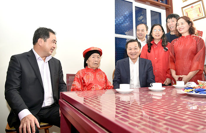 Phó Thủ tướng Lê Minh Khái tặng quà Tết tại Hải Dương Bảo đảm mọi người, mọi nhà đều có Tết