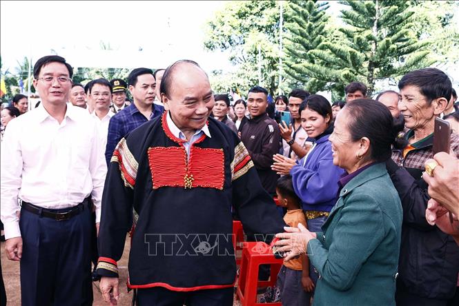 Chủ tịch nước thăm, tặng quà người có hoàn cảnh khó khăn tại Đắk Lắk