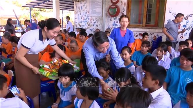Phó Chủ tịch Quốc hội Nguyễn Đức Hải tặng quà Tết trẻ em mồ côi, khuyết tật tại Quảng Nam