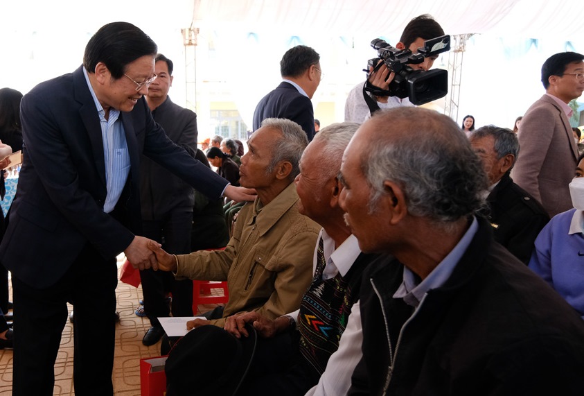 Ủy viên Bộ Chính trị Phan Đình Trạc tặng quà Tết tại Lâm Đồng