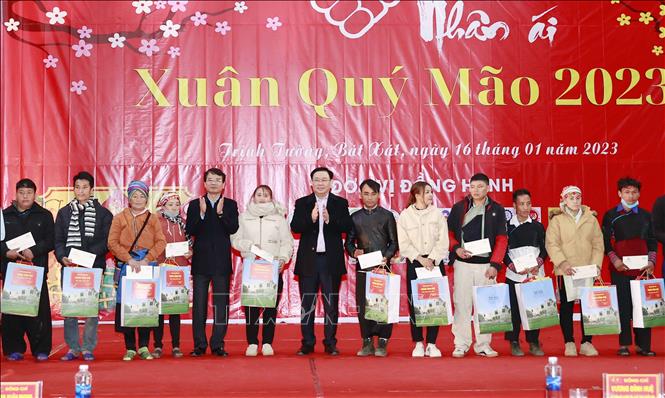 Chủ tịch Quốc hội dự Chương trình Tết nhân ái tại xã biên giới Trịnh Tường, Lào Cai