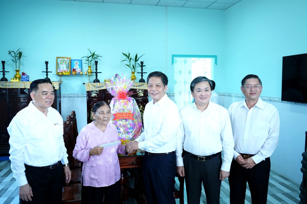 Đồng chí Trần Tuấn Anh thăm, chúc tết và tặng quà tại tỉnh Bến Tre