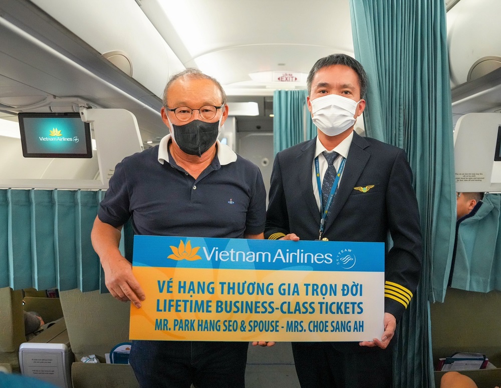 Vietnam Airlines tặng HLV Park Hang-seo vé bay Thương gia trọn đời