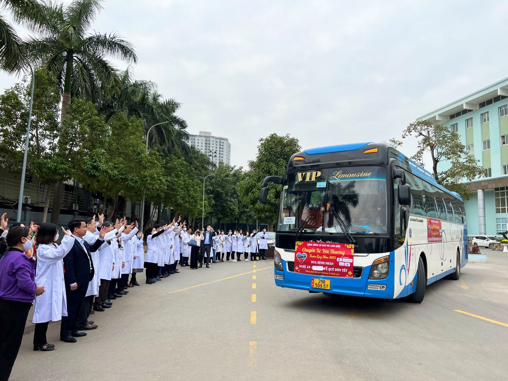 Gần 400 người bệnh được về quê đón Tết trên những “Chuyến xe yêu thương”