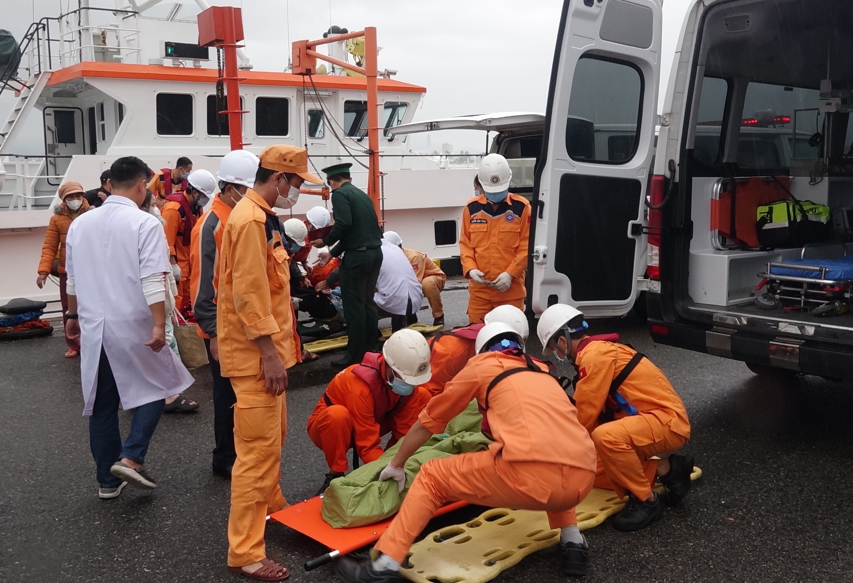 Cấp cứu kịp thời 2 bệnh nhân nguy kịch trên đảo Cù Lao Chàm