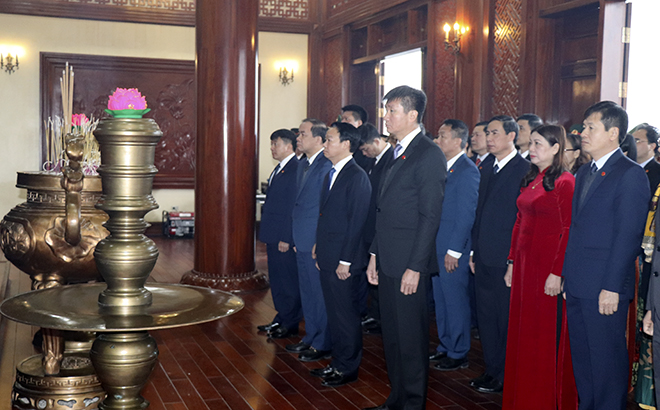 Yên Bái tổ chức dâng hương tưởng niệm Chủ tịch Hồ Chí Minh và viếng Nghĩa trang Liệt sỹ