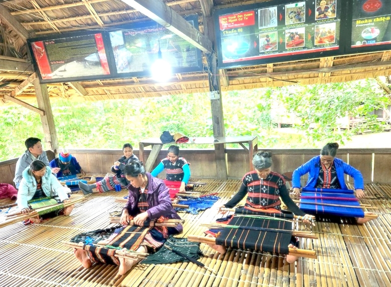 Xuân mới đang về trên làng dệt Cơ Tu Nam Giang