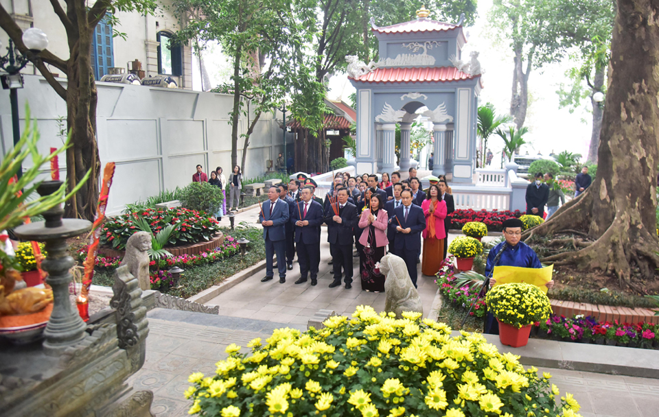 Đoàn đại biểu TP Hà Nội dâng hương tưởng nhớ các vị liệt tổ, liệt tông