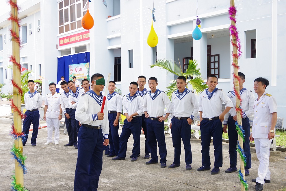 Ấm áp Tết xa nhà của những người lính trẻ