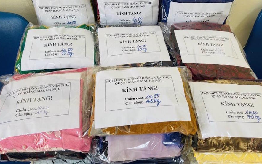 “Áo dài cùng phụ nữ đón tết”