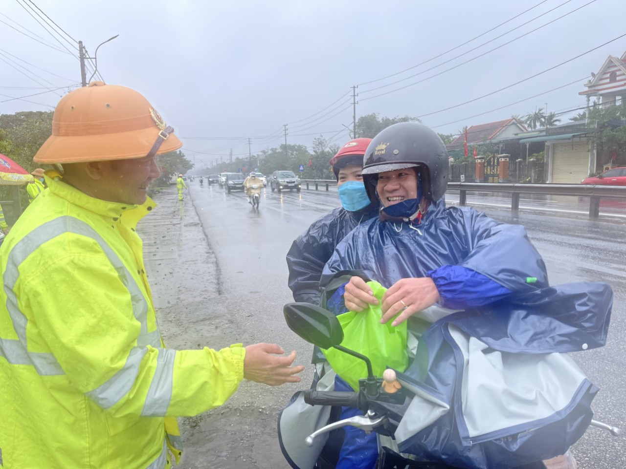 Công an Thừa Thiên Huế “tiếp sức” cho người dân trở lại miền Nam sau Tết