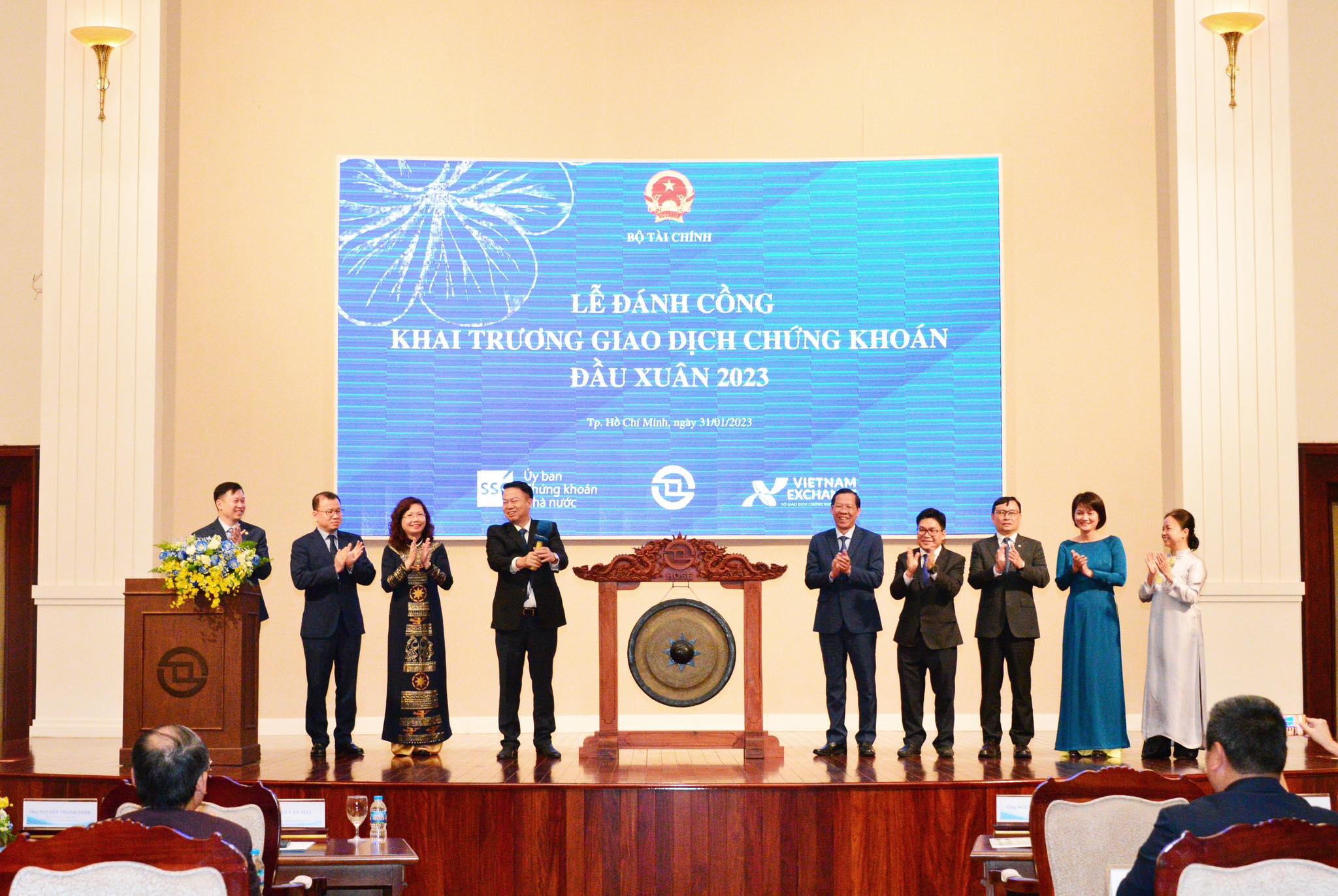 Đánh cồng khai trương giao dịch chứng khoán đầu Xuân 2023