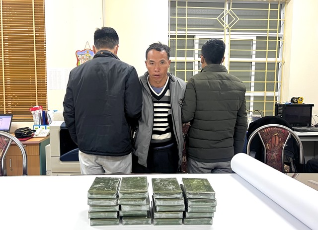 Lào Cai Bắt giữ đối tượng vận chuyển 20 bánh heroin