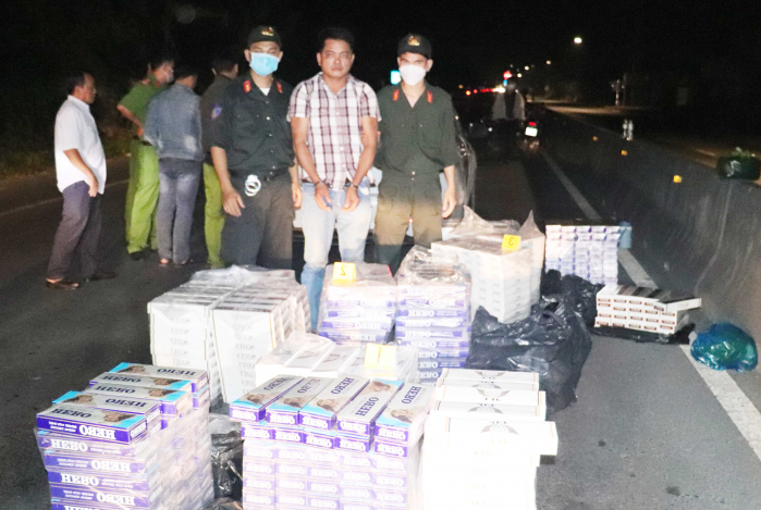 Sóc Trăng Bắt giữ đối tượng vận chuyển 8 000 bao thuốc lá lậu