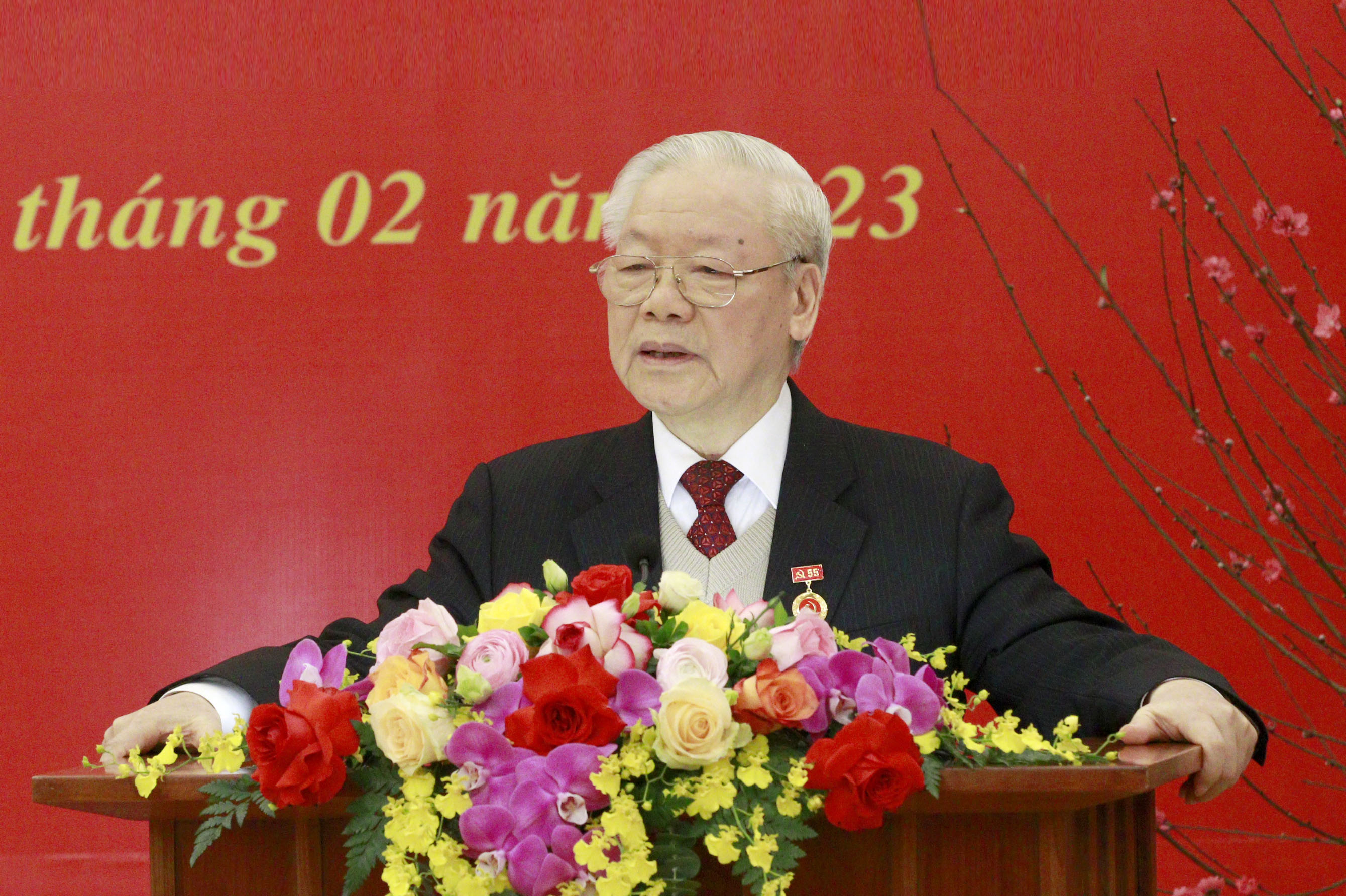 Nguyện suốt đời phấn đấu, hy sinh, tuyệt đối trung thành với lý tưởng, sự nghiệp cách mạng của Đảng