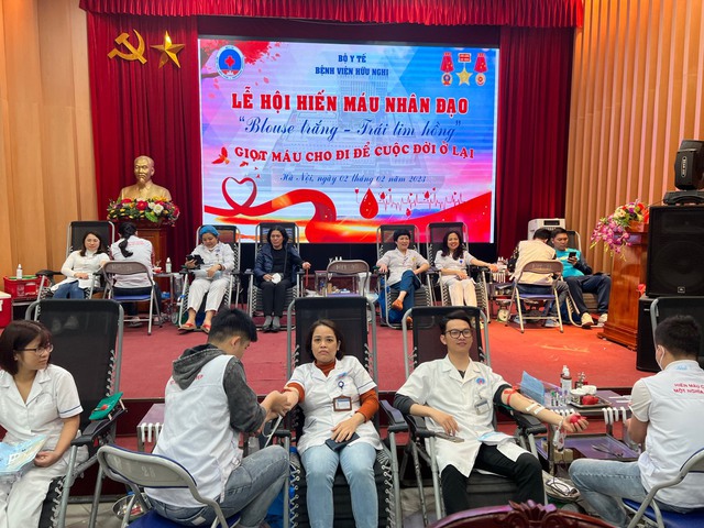 Nhiều thầy thuốc hiến máu vì người bệnh ngay đầu Năm mới