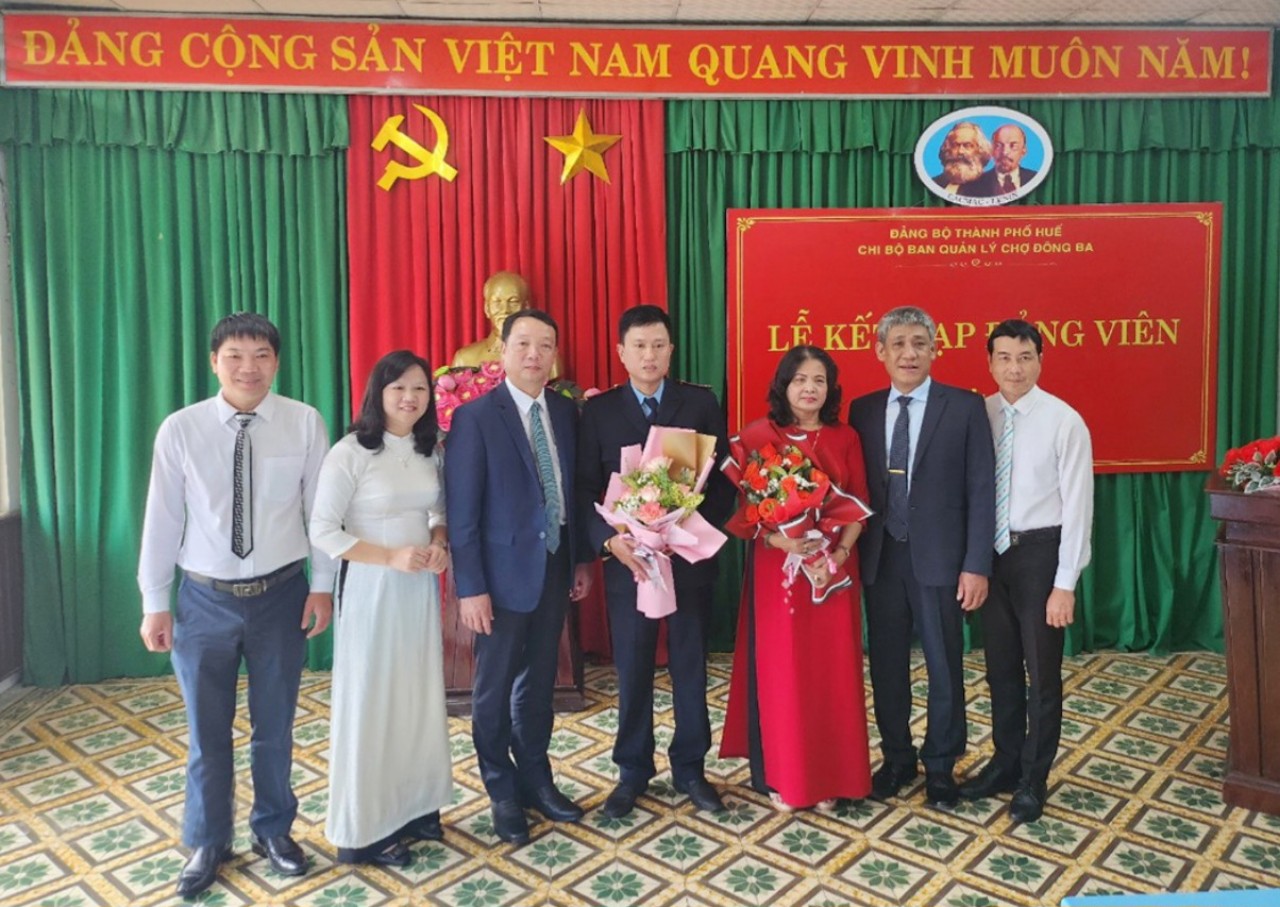 Thừa Thiên Huế Lần đầu tiên kết nạp đảng viên là tiểu thương chợ Đông Ba