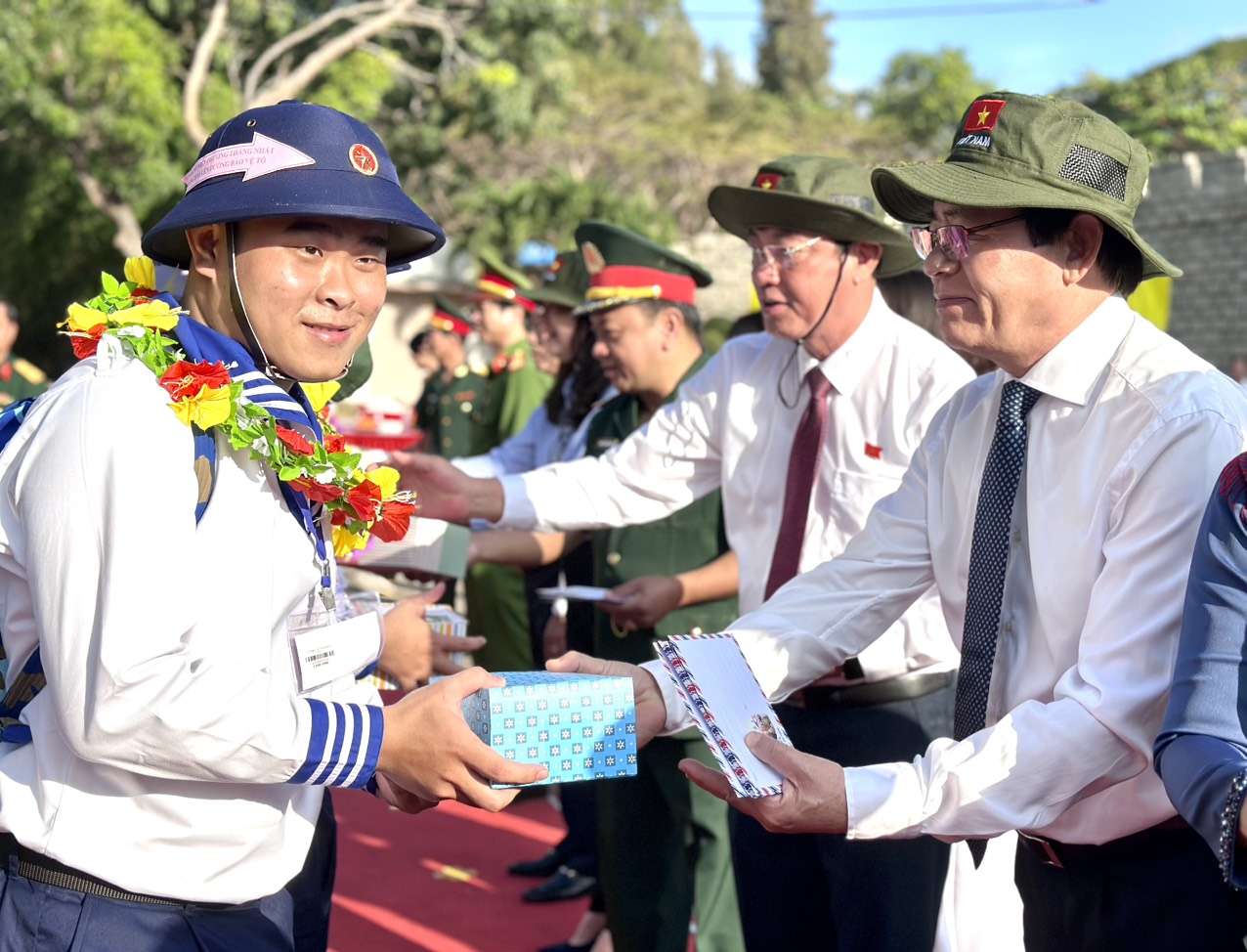Hơn 1 700 thanh niên tỉnh Bà Rịa - Vũng Tàu lên đường nhập ngũ