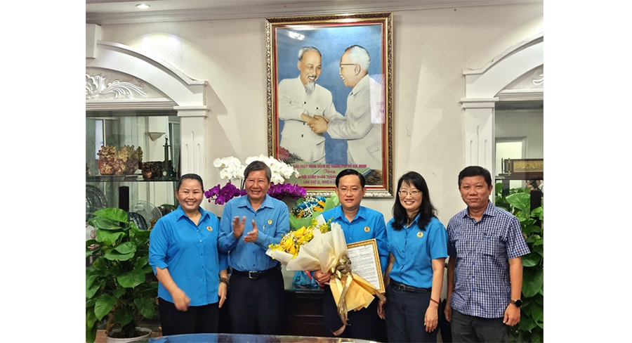 Trao quyết định công nhận chức danh Phó Chủ tịch LĐLĐ TP Hồ Chí Minh
