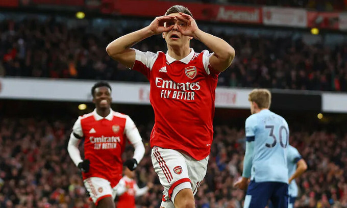 Arsenal đánh rơi chiến thắng ngay tại Emirates