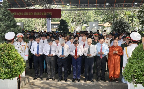 Dâng hương tưởng niệm đồng chí Huỳnh Tấn Phát