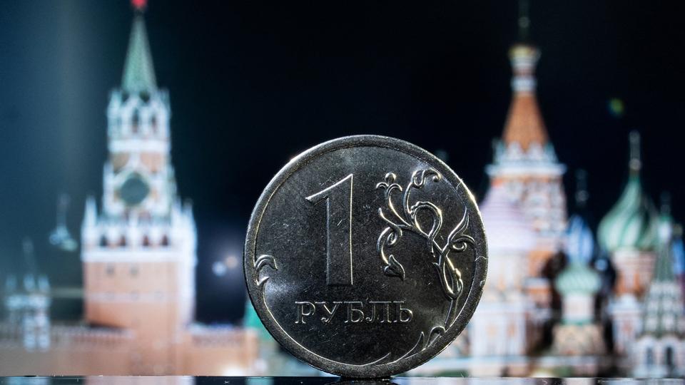 Đồng ruble giảm xuống mức thấp nhất