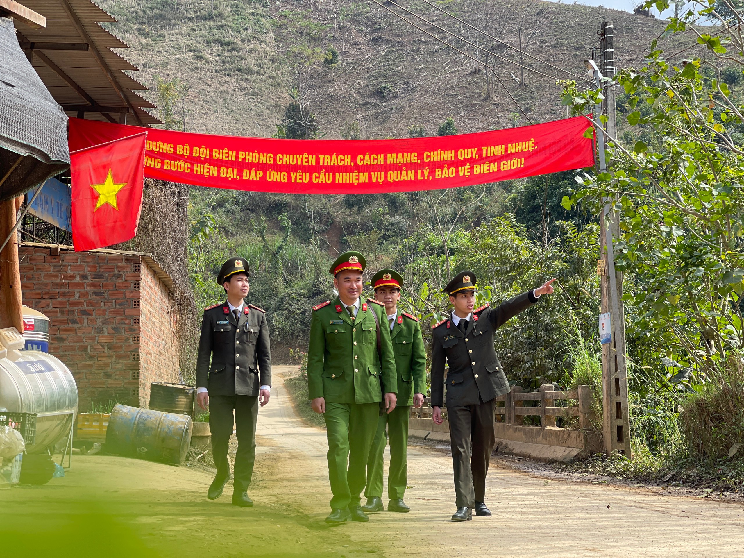 Vượt qua khó khăn vì bình yên bản làng Tây Bắc