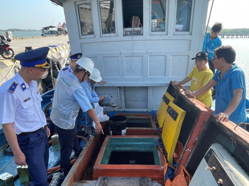 Tạm giữ tàu cá chở 25 000 lít dầu DO không rõ nguồn gốc