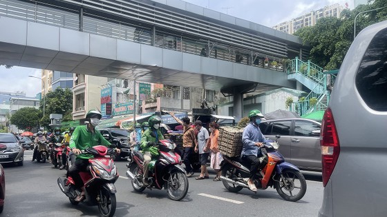 Ba người đi bộ không đúng quy định bị xử phạt