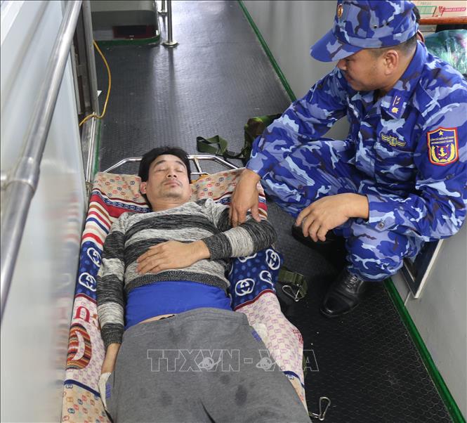 Cứu hộ kịp thời một ngư dân bị tai biến trên biển