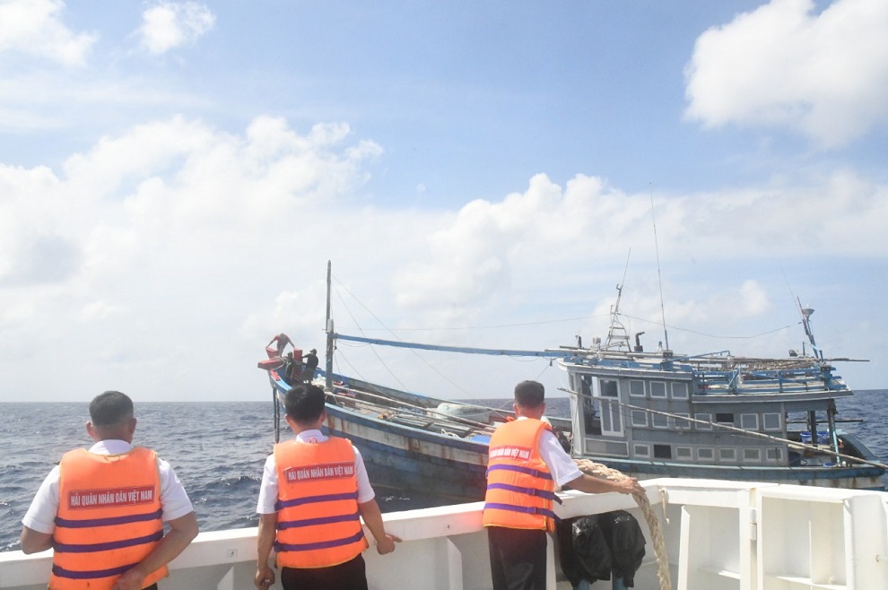 Cứu hộ tàu cá cùng 3 ngư dân