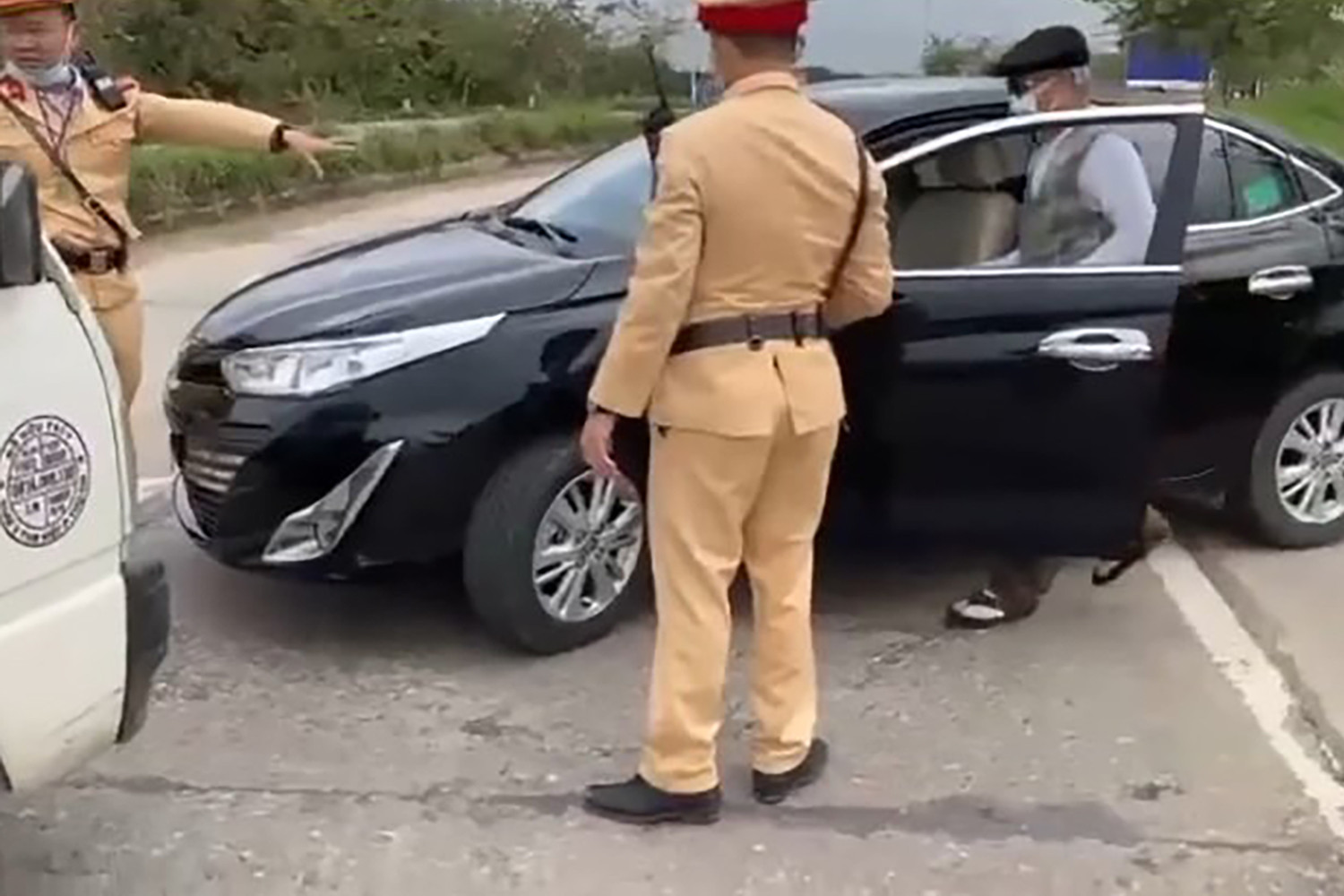 Vi phạm nồng độ cồn, tấn công cảnh sát giao thông bị xử lý ra sao