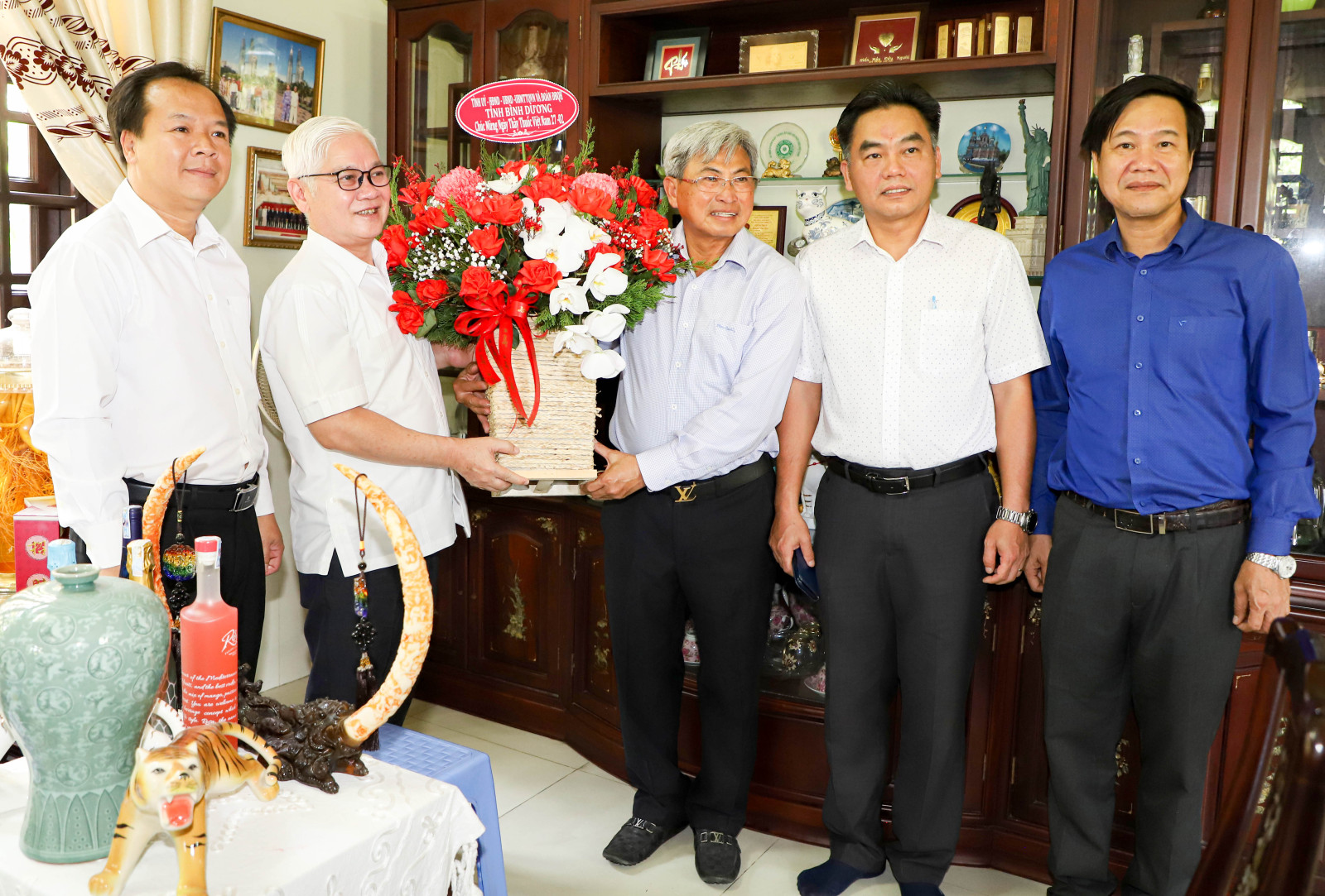 Lãnh đạo tỉnh Bình Dương thăm, chúc mừng nguyên lãnh đạo ngành y tế