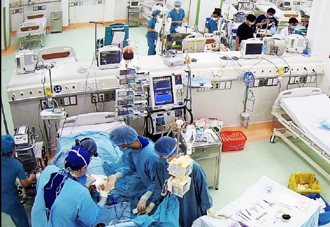 Tặng bằng khen cho ê kíp bác sĩ cứu sống bệnh nhi bị viêm cơ tim tối cấp